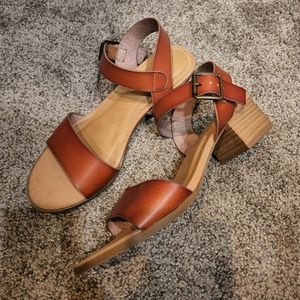 Universal Thread Sandals